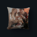 クリスマス家族写真の台本　パーソナライズド クッション<br><div class="desc">大切な家族の思い出を心あたたまるクリスマスの祝祭に変える、カスタムファミリーフォトパーソナライズドクリスマススロー枕をご紹介します。 愛と喜びに満ちた最も大切な瞬間を完璧に捉えた、フェスティブなアクセントを想像してみてください。 それは、あなたのリビングルームを、あたたかく、歓迎され、唯一無二のものにします。 お気に入りの家族の写真を追加することで - ありのままのホリデー・ギャザリング、穏やかな冬の瞬間、または昨年の大切なスナップショットであっても - あなただけの特別なストーリーを伝える、唯一無二の装飾品を作り出すことができます。 この枕は、ただの装飾品ではありません。 会話を始めるきっかけとなり、記憶を守り、ホリデーシーズンの家に個人的なあたたかさをもたらす、美しい方法です。 あなたにとって最も大切な顔と瞬間を披露することで、あなたの空間を、本当に魔法に満ちた、記憶に残るクリスマスシーズンにしてください。 ジェネリックなホリデーデコレーションに妥協する必要はありません。</div>