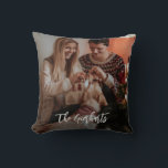 クリスマス家族写真の台本　パーソナライズド クッション<br><div class="desc">大切な家族の思い出を心あたたまるクリスマスの祝祭に変える、カスタムファミリーフォトパーソナライズドクリスマススロー枕をご紹介します。 愛と喜びに満ちた最も大切な瞬間を完璧に捉えた、フェスティブなアクセントを想像してみてください。 それは、あなたのリビングルームを、あたたかく、歓迎され、唯一無二のものにします。 お気に入りの家族の写真を追加することで - ありのままのホリデー・ギャザリング、穏やかな冬の瞬間、または昨年の大切なスナップショットであっても - あなただけの特別なストーリーを伝える、唯一無二の装飾品を作り出すことができます。 この枕は、ただの装飾品ではありません。 会話を始めるきっかけとなり、記憶を守り、ホリデーシーズンの家に個人的なあたたかさをもたらす、美しい方法です。 あなたにとって最も大切な顔と瞬間を披露することで、あなたの空間を、本当に魔法に満ちた、記憶に残るクリスマスシーズンにしてください。 ジェネリックなホリデーデコレーションに妥協する必要はありません。</div>