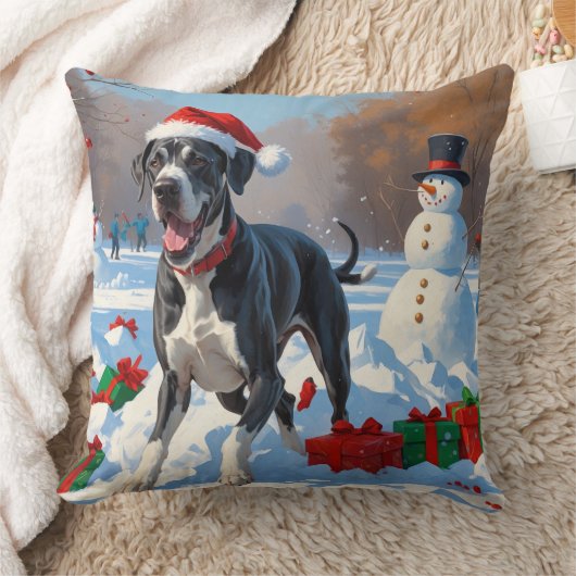 クリスマス帽をかぶったグレートデーンが雪の中を走る クッション (ブランケット)