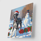 クリスマス帽をかぶったグレートデーンが雪の中を走る スクエア壁時計 (傾斜)