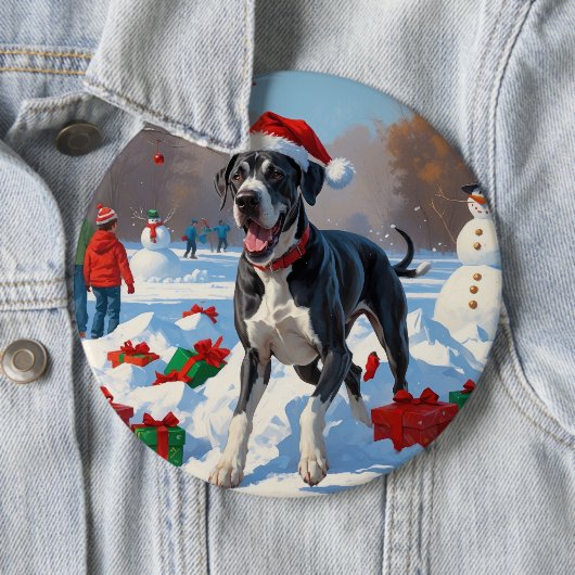 クリスマス帽をかぶったグレートデーンが雪の中を走る 缶バッジ (インサイチュ)