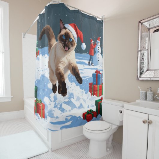 クリスマス帽をかぶった雪の中を走るシャム猫 シャワーカーテン (インサイチュ)