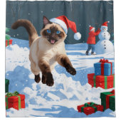 クリスマス帽をかぶった雪の中を走るシャム猫 シャワーカーテン (正面)