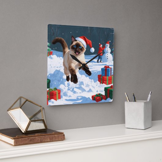 クリスマス帽をかぶった雪の中を走るシャム猫 スクエア壁時計 (オフィス)