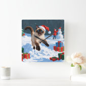 クリスマス帽をかぶった雪の中を走るシャム猫 スクエア壁時計 (ホーム)