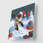 クリスマス帽をかぶった雪の中を走るシャム猫 スクエア壁時計 (傾斜)