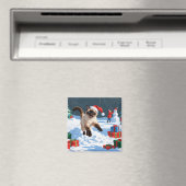 クリスマス帽をかぶった雪の中を走るシャム猫 マグネット (インサイチュ (食洗機))