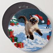 クリスマス帽をかぶった雪の中を走るシャム猫 缶バッジ (正面&裏面)