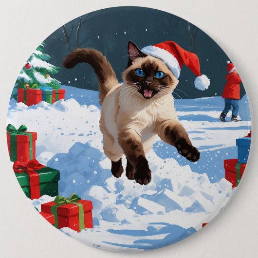 クリスマス帽をかぶった雪の中を走るシャム猫 缶バッジ (正面)