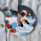 クリスマス帽をかぶった雪の中を走るシャム猫 缶バッジ (インサイチュ)