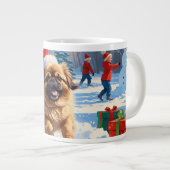 クリスマス帽を被った北京原産犬の雪中奔跑 ジャンボコーヒーマグカップ (正面右)