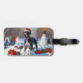 クリスマス帽子をかぶったグレートデーンの雪中奔走 ラゲッジタグ (裏面横)
