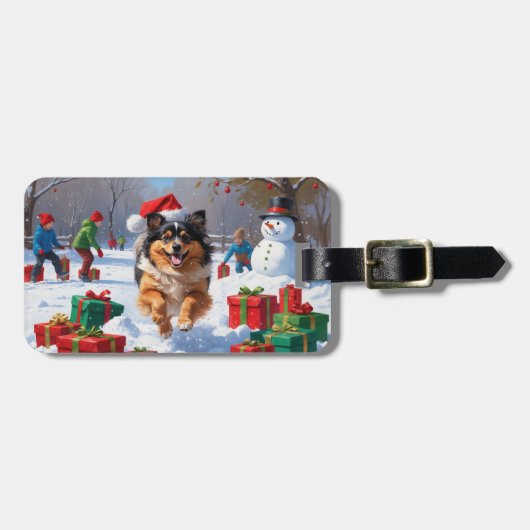 クリスマス帽子をかぶったケースホンドの犬が雪の中を走る ラゲッジタグ (正面横)