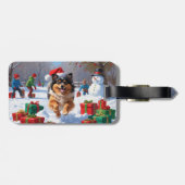 クリスマス帽子をかぶったケースホンドの犬が雪の中を走る ラゲッジタグ (裏面横)