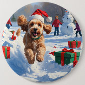 クリスマス帽子をかぶったコッカプーの雪の中のランニング 缶バッジ (正面)