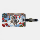 クリスマス帽子をかぶったシベリアンキャットが雪の中で走る ラゲッジタグ (裏面横)