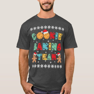 クリスマス帽子をかぶったジンジャーブレッドマン クッキーチーム Tシャツ
