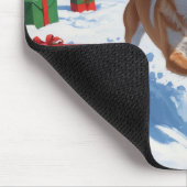 クリスマス帽子をかぶったチワワの雪遊び マウスパッド (コーナー)