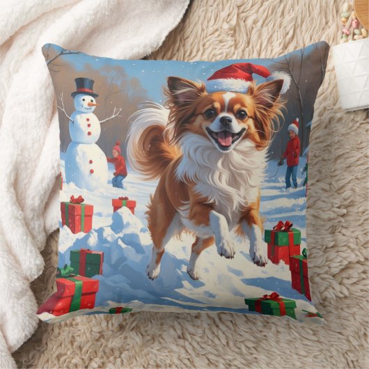 クリスマス帽子をかぶったパピヨンの犬が雪の中で走っている クッション (ブランケット)