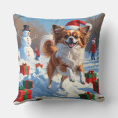 クリスマス帽子をかぶったパピヨンの犬が雪の中で走っている クッション (裏面)