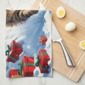 クリスマス帽子をかぶったペルシャ猫の雪上のポーズ キッチンタオル (四つ折り)