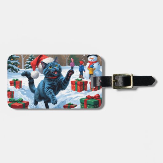 クリスマス帽子をかぶったロシアンブルーの猫が雪の中を走る ラゲッジタグ (正面横)