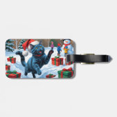 クリスマス帽子をかぶったロシアンブルーの猫が雪の中を走る ラゲッジタグ (裏面横)