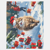 クリスマス帽子をかぶって雪に座るペルシャ猫 フリースブランケット (正面)