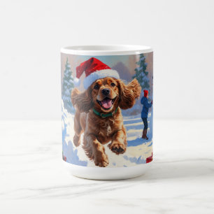 クリスマス帽子をかぶって雪の中を走るコッカー・スパニエル コーヒーマグカップ