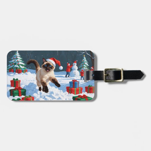 クリスマス帽子をかぶって雪の中を走るシャム猫 ラゲッジタグ (正面横)