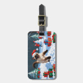 クリスマス帽子をかぶって雪の中を走るシャム猫 ラゲッジタグ (正面縦)