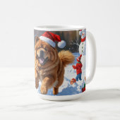 クリスマス帽子をかぶって雪の中を走るチャウチャウ コーヒーマグカップ (正面右)