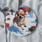 クリスマス帽子をかぶって雪の中を走るチワワ 缶バッジ (インサイチュ)