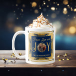 クリスマス平和の愛と喜び家族の写真 コーヒーマグカップ<br><div class="desc">シンプルホイルフェイクと控え目な家族の写真「平和、愛と喜び」リースデザイン中央の円形の写真クリスマスの休日デザイン。外側の輪、Joyの「J」と「Y」の文字、写真を取り囲む離れはホイルフェイクだ。上下の文字は金ゴールド調色(ただしフォイルフェイクではない)。</div>
