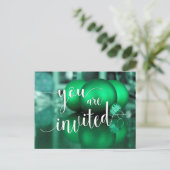 クリスマス招待されパーティーのグリーンガラス玉 インビテーションポストカード (スタンド正面)