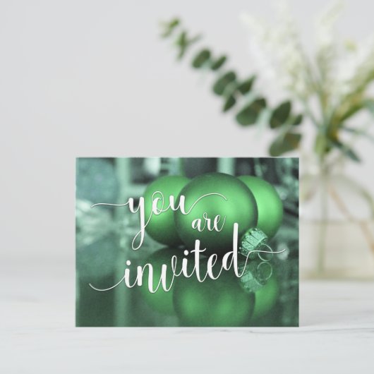 クリスマス招待されパーティーのグリーンガラス玉 インビテーションポストカード (スタンド正面)