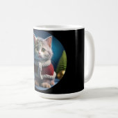 クリスマス服を着たミンスキンの子猫 コーヒーマグカップ (正面右)