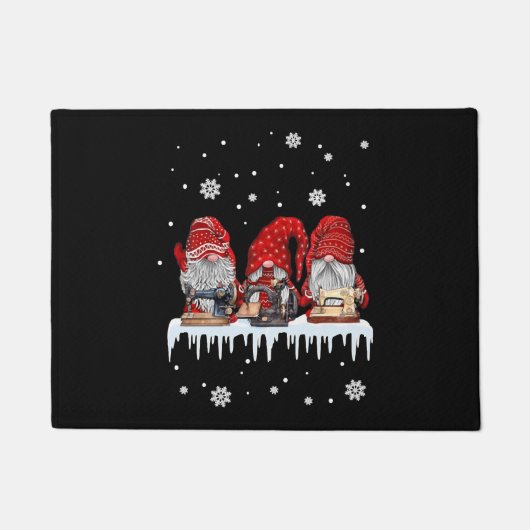 クリスマス格言シャツレッドグノーミー裁縫マシンF ドアマット (正面)