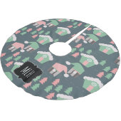 クリスマス格言ビレッジピンクグリーンファミリーイニシャル ブラッシュドポリエステルツリースカート (アングル)