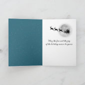 クリスマス犬がそりでサンタクロースを撮影 カード (内部)