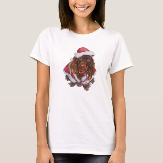 クリスマス用のサンタスパニエル犬の可愛い茶色の服 Tシャツ (正面)