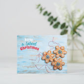 クリスマス用のジンジャーブレッドのはがきを持っている シーズンポストカード (スタンド正面)