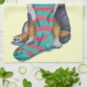 クリスマス用の服を着たかわいい黒と茶色の子犬 キッチンタオル (折り畳み)