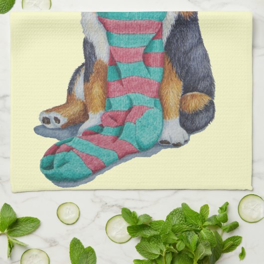 クリスマス用の服を着たかわいい黒と茶色の子犬 キッチンタオル (折り畳み)