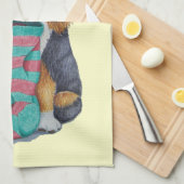 クリスマス用の服を着たかわいい黒と茶色の子犬 キッチンタオル (四つ折り)