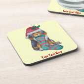 クリスマス用の服を着たかわいい黒と茶色の子犬 コースター (左側)