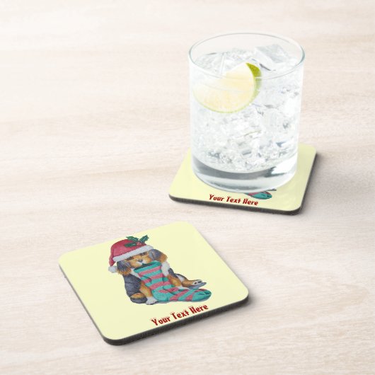 クリスマス用の服を着たかわいい黒と茶色の子犬 コースター (右側)