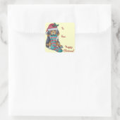 クリスマス用の服を着たかわいい黒と茶色の子犬 スクエアシール (バッグ)