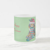 クリスマス用の服を着たかわいい黒と茶色の子犬 フロストグラスマグカップ (正面右)