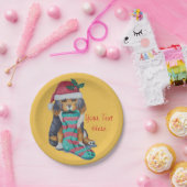 クリスマス用の服を着たかわいい黒と茶色の子犬 ペーパープレート (パーティー)